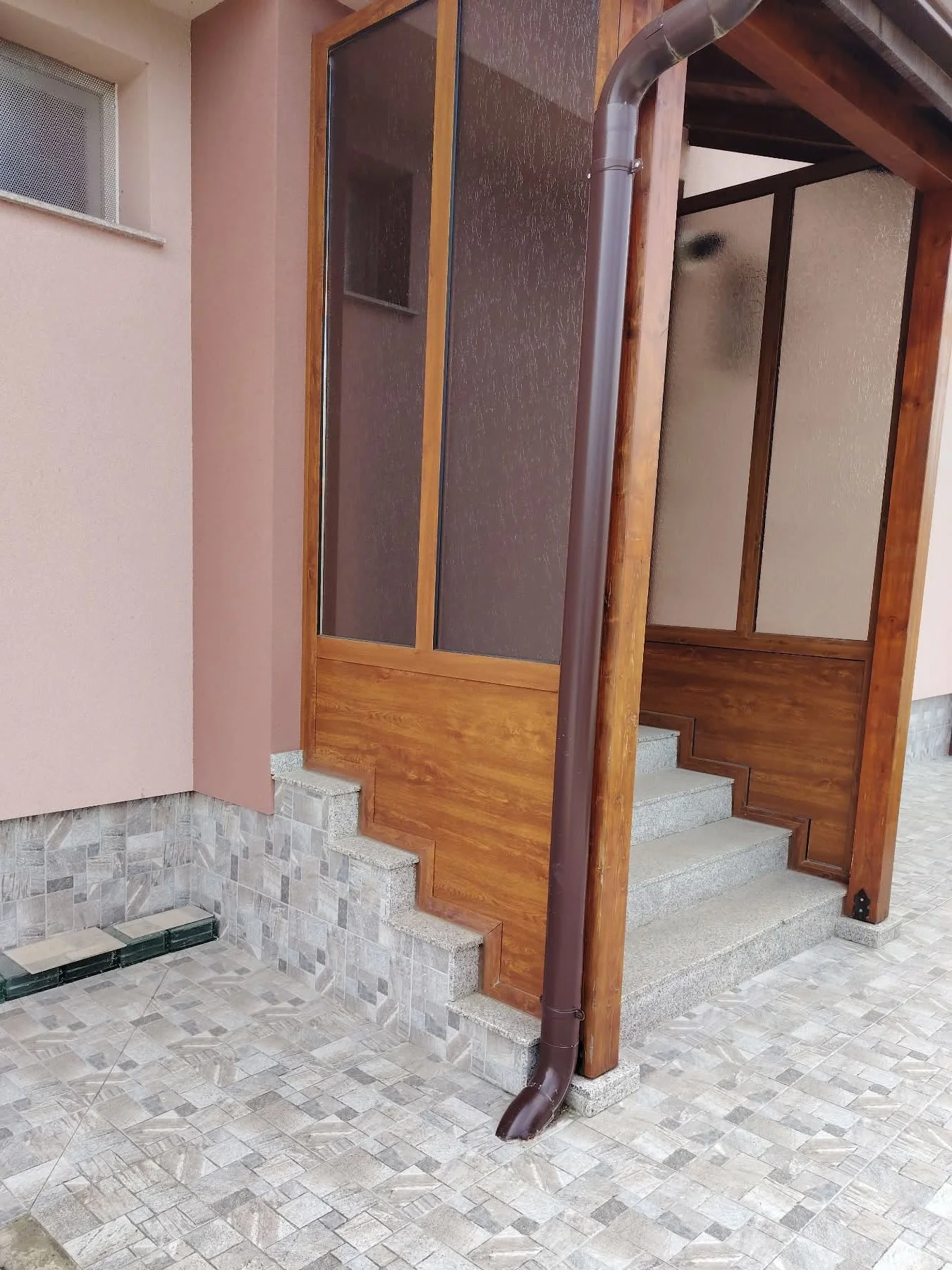 Външна PVC дограма с дървесен декор